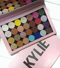 ������� ����� �� �������� KYLIE One Open Palette